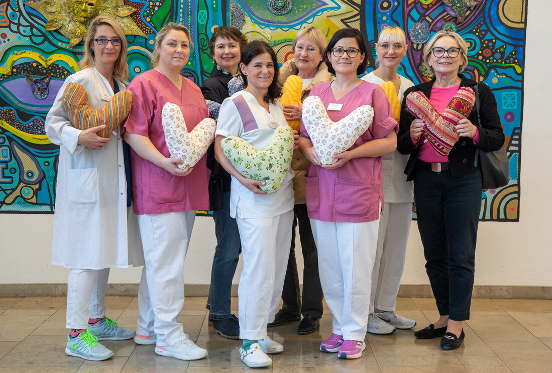 Inner Wheel Club Moers Spendet Herzkissen An Frauenklinik Im